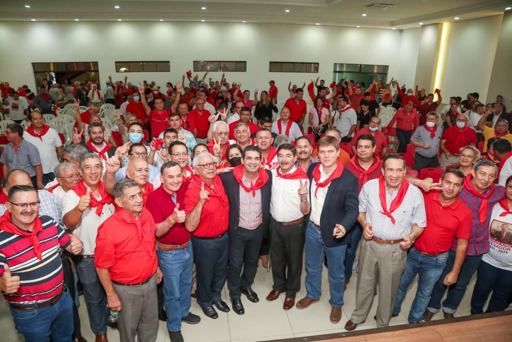 HVelazquezPy's tweet photo. Junto a mi compañero @BrunettiJuanMa nos reunimos con gremios de policías retirados y herederos que apoyan nuestro gran proyecto de justicia social en Paraguay. ¡Gracias al próximo Senador, Carlos Núñez Agüero, por ser anfitrión de este gran encuentro colorado! https://t.co/lBuvXA36ZG