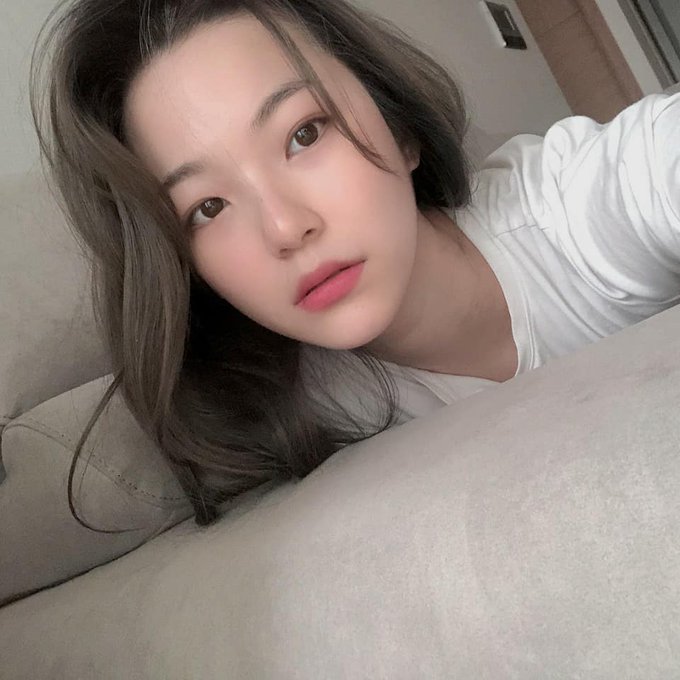 ajiheon's tweet photo. ⠀
rise and shine! *ଘ(੭*ˊᵕˋ)੭* i greet flover with my bare face. uh i'm still sleepy but i have to get up! it's beautiful day so i didnt want to waste this chance to make an amazing memories. remember to eat nutritious food to boost your spirits.
⠀ https://t.co/iwP4sbD9tp
