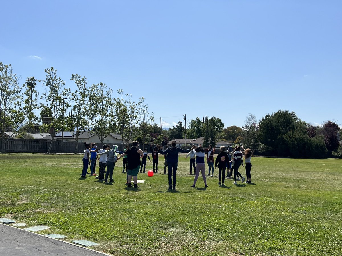 Lyn teachers truly running passion & leadership clubs at Lyn! Sts getting down and dirty doing art with paper mache, to creative rock painting,& outdoors warming up for kickball! Final session of PALS clubs!@lynhavenlynx1,@campbellusd ,@MdelayeCUSD