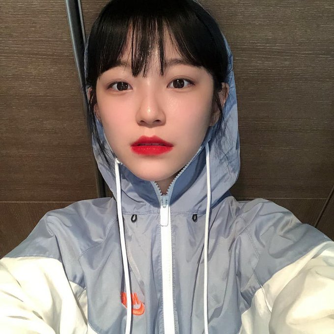 ajiheon's tweet photo. ⠀
flover! 🌸 jiheon the kkulging says henllo! (͒ ॢ ›᎑‹ ॢ)͒୭ how did I look? do I look cute with my bbangs? gimme your honest opinion. btw . . i'm wearing a raincoat because it's raining outside. take good care of yourself, flover! o(˃ ⌑ ˂ഃ )o - !!
⠀ https://t.co/i9Lq7V5G94