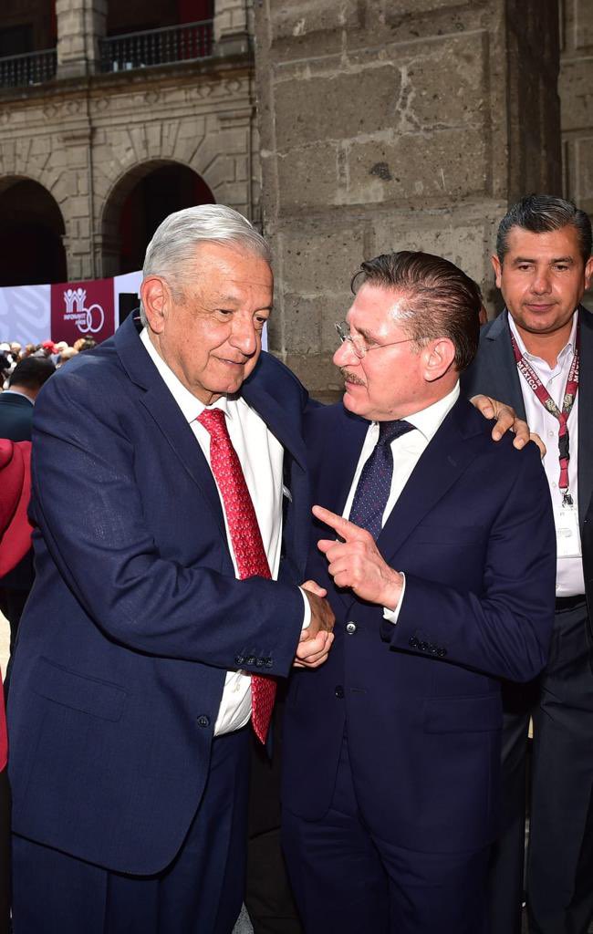 AispuroDurango's tweet photo. En #Durango seguimos generando condiciones para que los duranguenses tengan acceso a una vivienda digna.

Hoy platiqué con el presidente @lopezobrador_, sobre los avances del proyecto #AguaSaludable para #LaLaguna, durante la celebración del 50 aniversario del @Infonavit https://t.co/ozYxWO1WZA