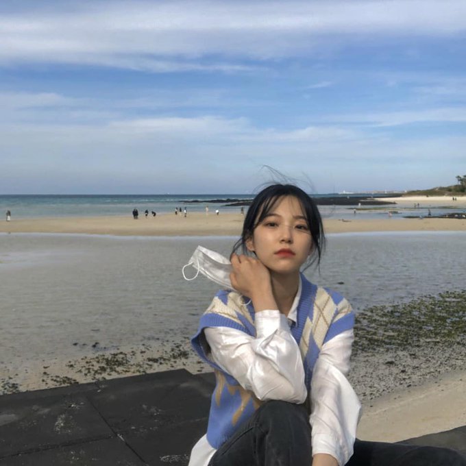 ajiheon's tweet photo. ⠀
on this gorgeous day, i went to the beach 🌊 the air is sO refreshing, it's perfect for healing. i really wish you're here with me so my holiday is getting flawless. flover . . help, i don't want to go home (^,,•́ . •̀,,^)
⠀ https://t.co/nD9wtkZZ6p