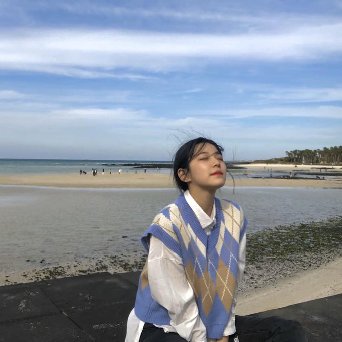 ajiheon's tweet photo. ⠀
on this gorgeous day, i went to the beach 🌊 the air is sO refreshing, it's perfect for healing. i really wish you're here with me so my holiday is getting flawless. flover . . help, i don't want to go home (^,,•́ . •̀,,^)
⠀ https://t.co/nD9wtkZZ6p