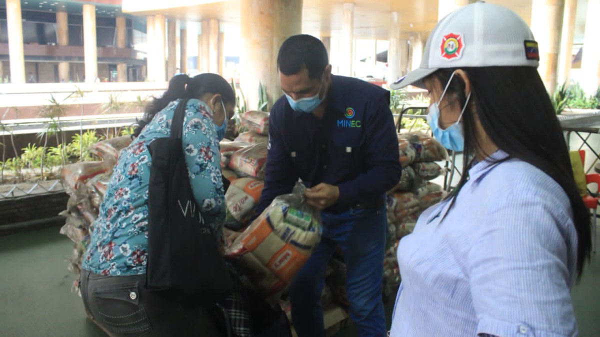 #Minec || Este #28Abr 2.824 bolsas de alimentación fueron entregadas en las instalaciones del Ministerio de Ecosocialismo en Plaza Caracas al personal jubilado pensionado.

¡Seguiremos construyendo la patria Ecosocialista!