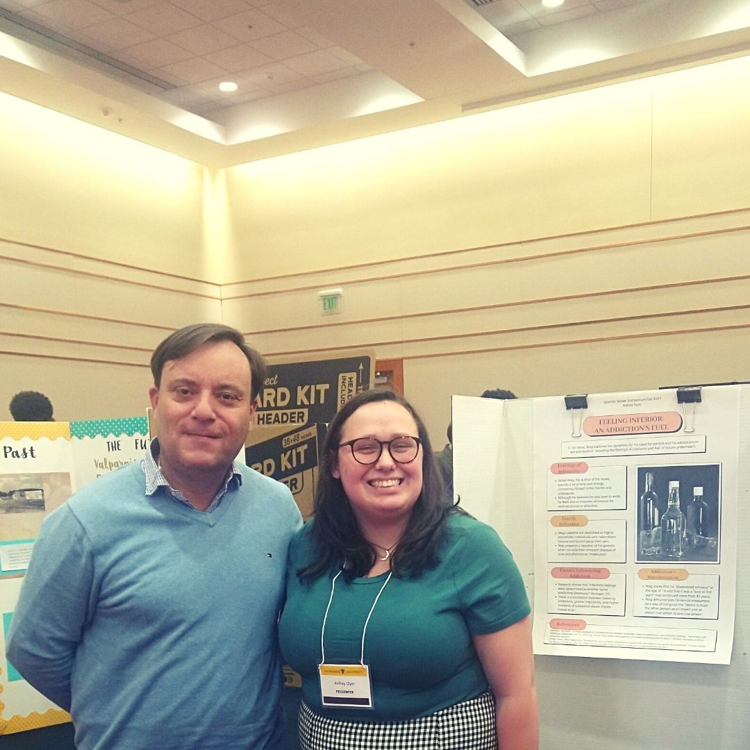 HispaValpo's tweet photo. Español estuvo estupendamente representado en SOURCE con los posters de nuestras seniors: Payton Hodson presentó "Memories: The Keys to Understanding and Self-Improvement" y Ashley Oyer "The Impetuous Love of Addiction", ambas sobre la novela Amor intempestivo de Rafael Reig. https://t.co/oqBTrJhc0t