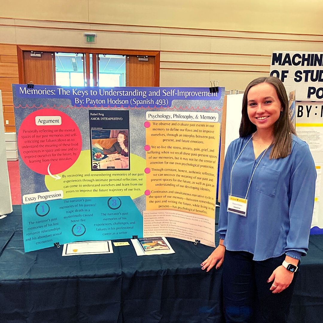 HispaValpo's tweet photo. Español estuvo estupendamente representado en SOURCE con los posters de nuestras seniors: Payton Hodson presentó "Memories: The Keys to Understanding and Self-Improvement" y Ashley Oyer "The Impetuous Love of Addiction", ambas sobre la novela Amor intempestivo de Rafael Reig. https://t.co/oqBTrJhc0t