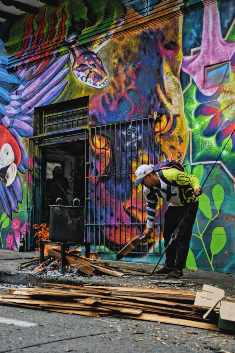 REPORTANDO DESDE CALI A UN AÑO DEL ESTALLIDO SOCIAL

La casa de la memoria tuvo un evento en la mañana de este 28 de abril coordinado por el movimiento 28A, para realizar la entrega del informe: "Prohibido olvidar, haciendo memoria para re-exitir"
#28Abril