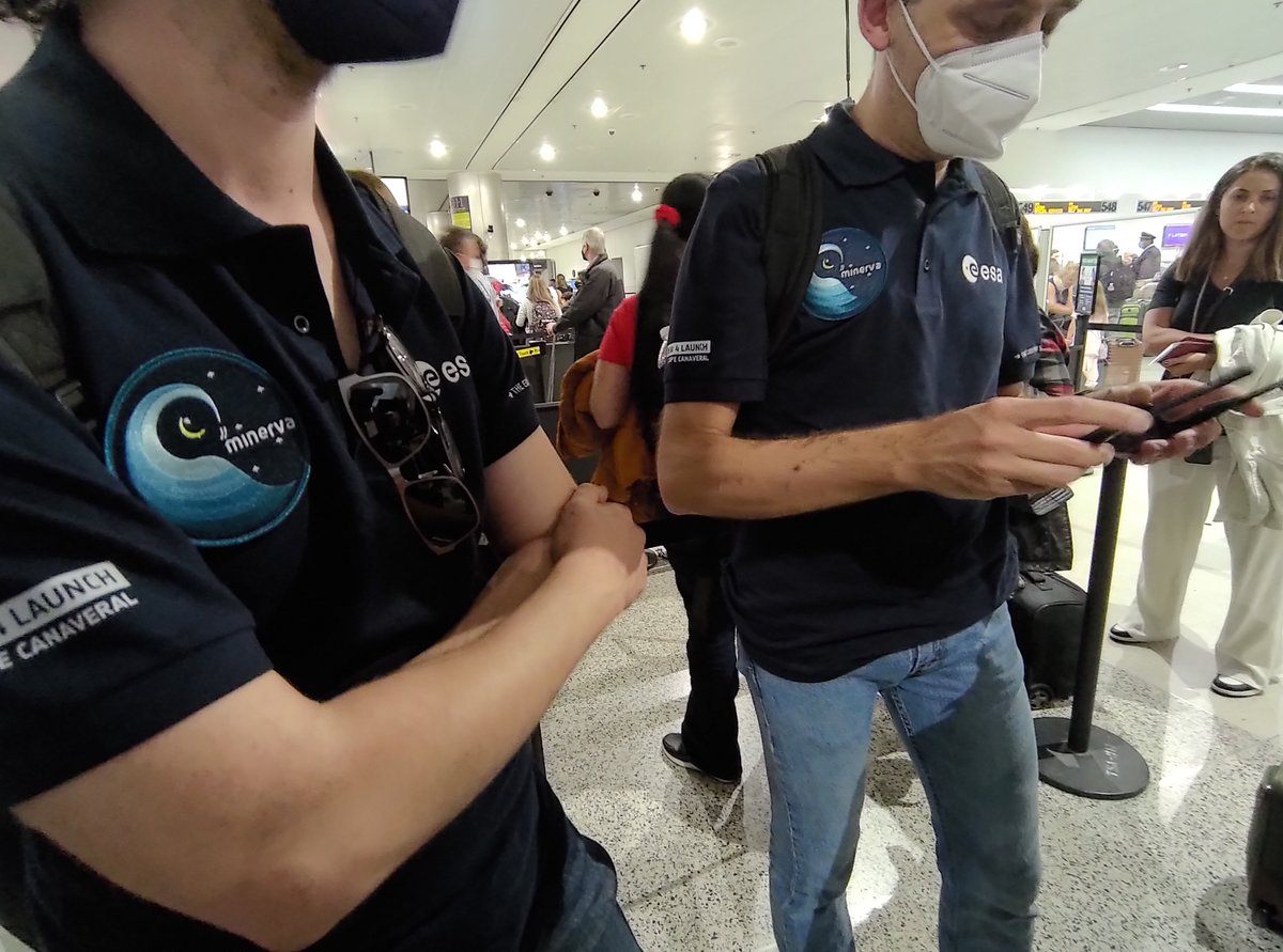 AstronautiCAST's tweet photo. Una signora in coda al check-in ha chiesto ai ragazzi se sono stati nello spazio.
💪 https://t.co/OU2Au9yidQ