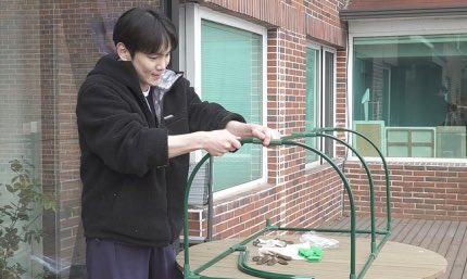 91WSSTT's tweet photo. 이거 봐
텃밭 가꾸는 남자 무진장 사랑스러워 https://t.co/d232AkCAFo