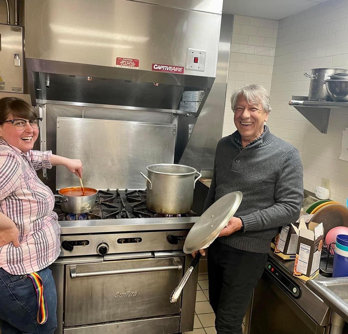 GayForGood's tweet photo. 🥙♨️Dinner is served! Thanks to G4G volunteers in Columbus who helped @Huck_House provide a warm meal for at risk and homeless youth tonight.
#gayforgood #volunteeringwithpride
@ILoveGayOhio https://t.co/gCgd4iKlnR