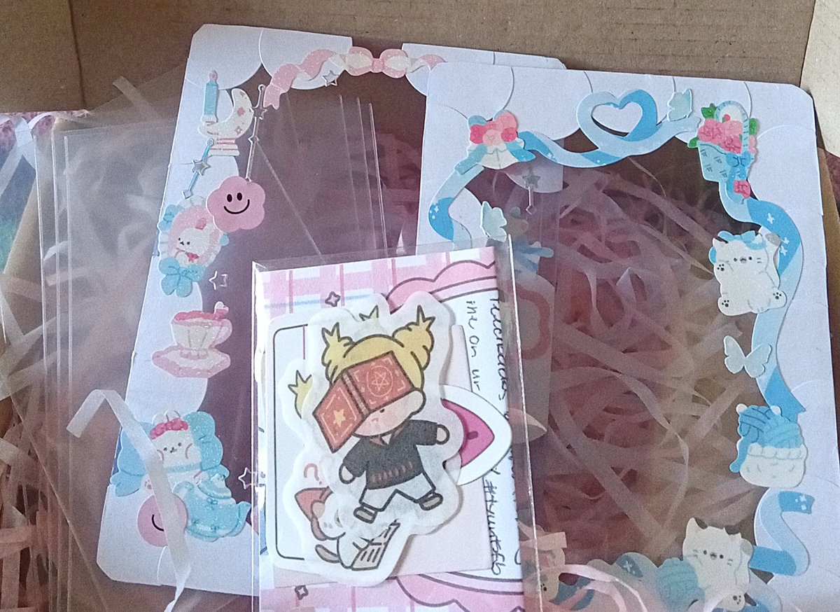 00498z's tweet photo. 💌: @llinering to: @00498z 
📮: deco toploaders

💬 haii tysm for responding soonest. they're home na nd they both fit best w my junew pcs, tysm for packing it w care + freebies. will transac w u again sometime or another, see u around 💗

[ #tyuntsfb ] https://t.co/2upMIT4dbu
