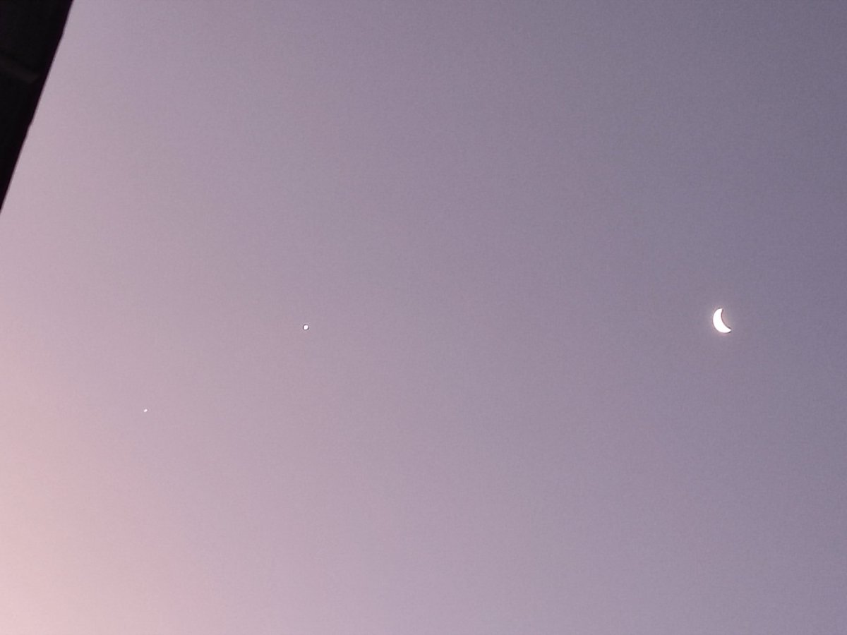DavidBaileyc's tweet photo. Mira al cielo antes de que salga el Sol.

Podrás ver a Júpiter, Neptuno, Venus, Marte y Saturno casi en línea. la conjunción total será hasta el 1 de mayo. El día 27 la Luna menguante formará un triángulo con el par de planetas. https://t.co/kqulrPZsvC https://t.co/QuOVXMgg97