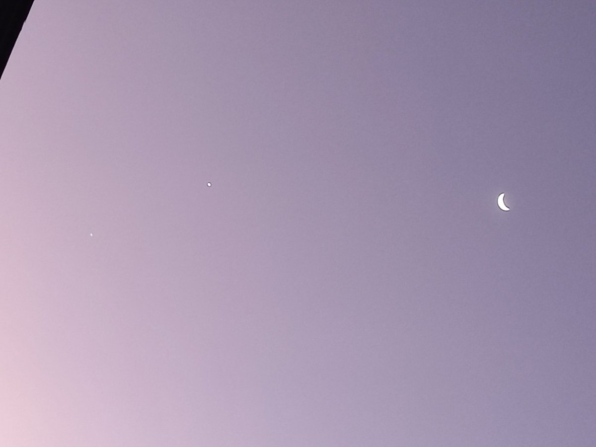 DavidBaileyc's tweet photo. Mira al cielo antes de que salga el Sol.

Podrás ver a Júpiter, Neptuno, Venus, Marte y Saturno casi en línea. la conjunción total será hasta el 1 de mayo. El día 27 la Luna menguante formará un triángulo con el par de planetas. https://t.co/kqulrPZsvC https://t.co/QuOVXMgg97