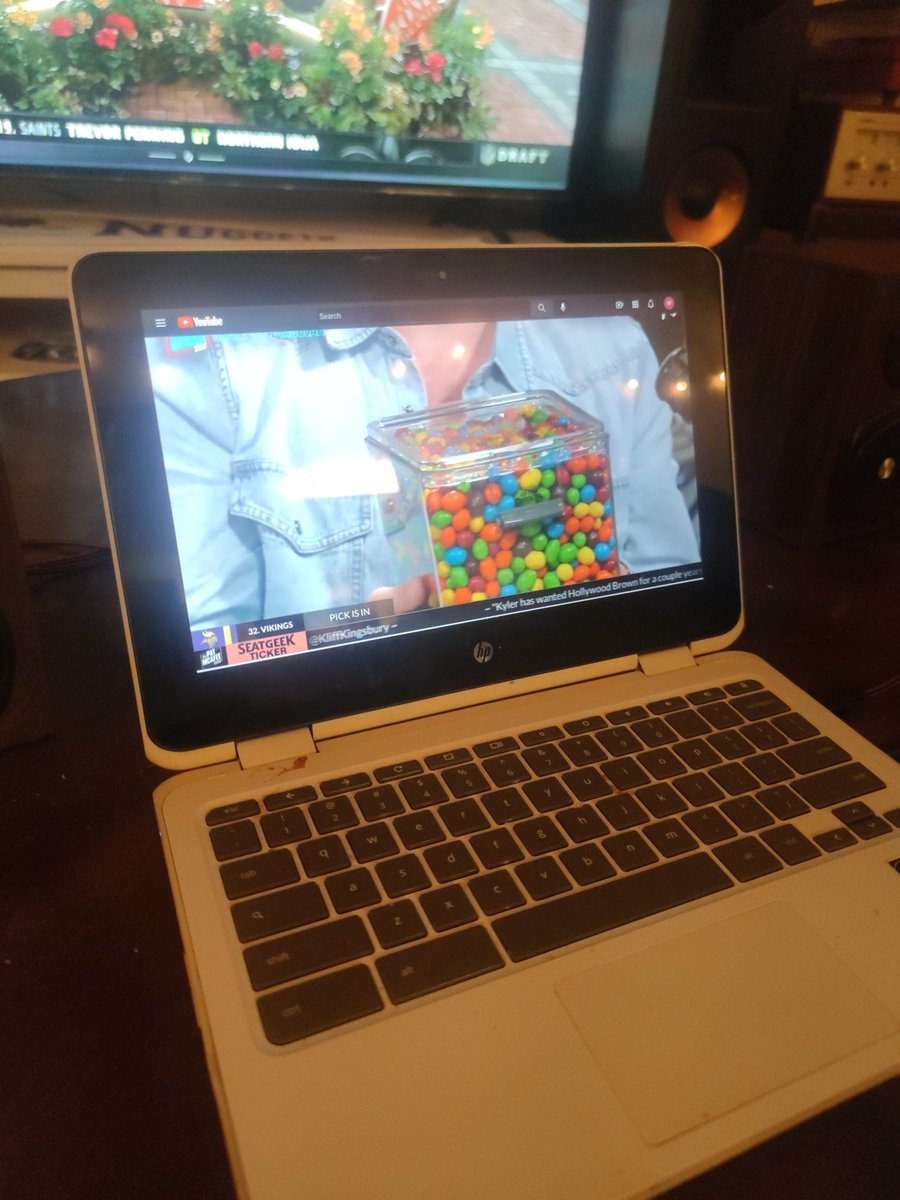 Lovely_Duncan's tweet photo. I think it's 985 m&amp;ms I love this show l @lovely_duncan #PMSFanDuelDraftSpectacular https://t.co/EYfo4g8uoQ