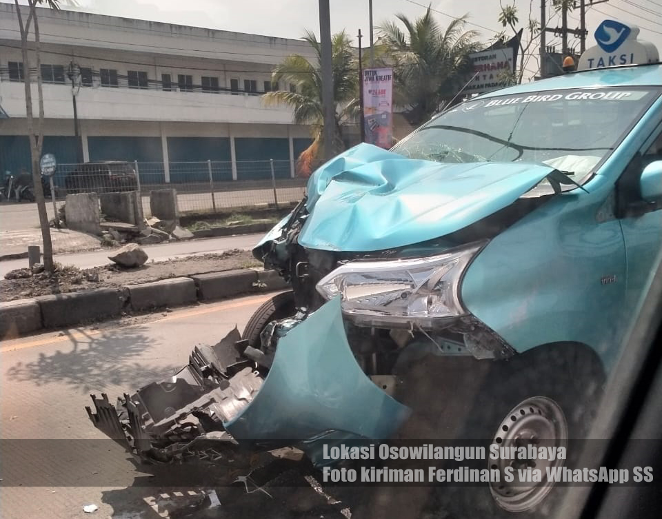 e100ss's tweet photo. 10.36: Info awal #kecelakaan melibatkan mobil taksi Blue Bird di depan minimarket Osowilangun arah Romokalisari. Belum diketahui kronologi dan adanya korban. Bagian depan mobil ringsek. Info sudah diteruskan ke petugas. (hm) https://t.co/XKxlugD86X