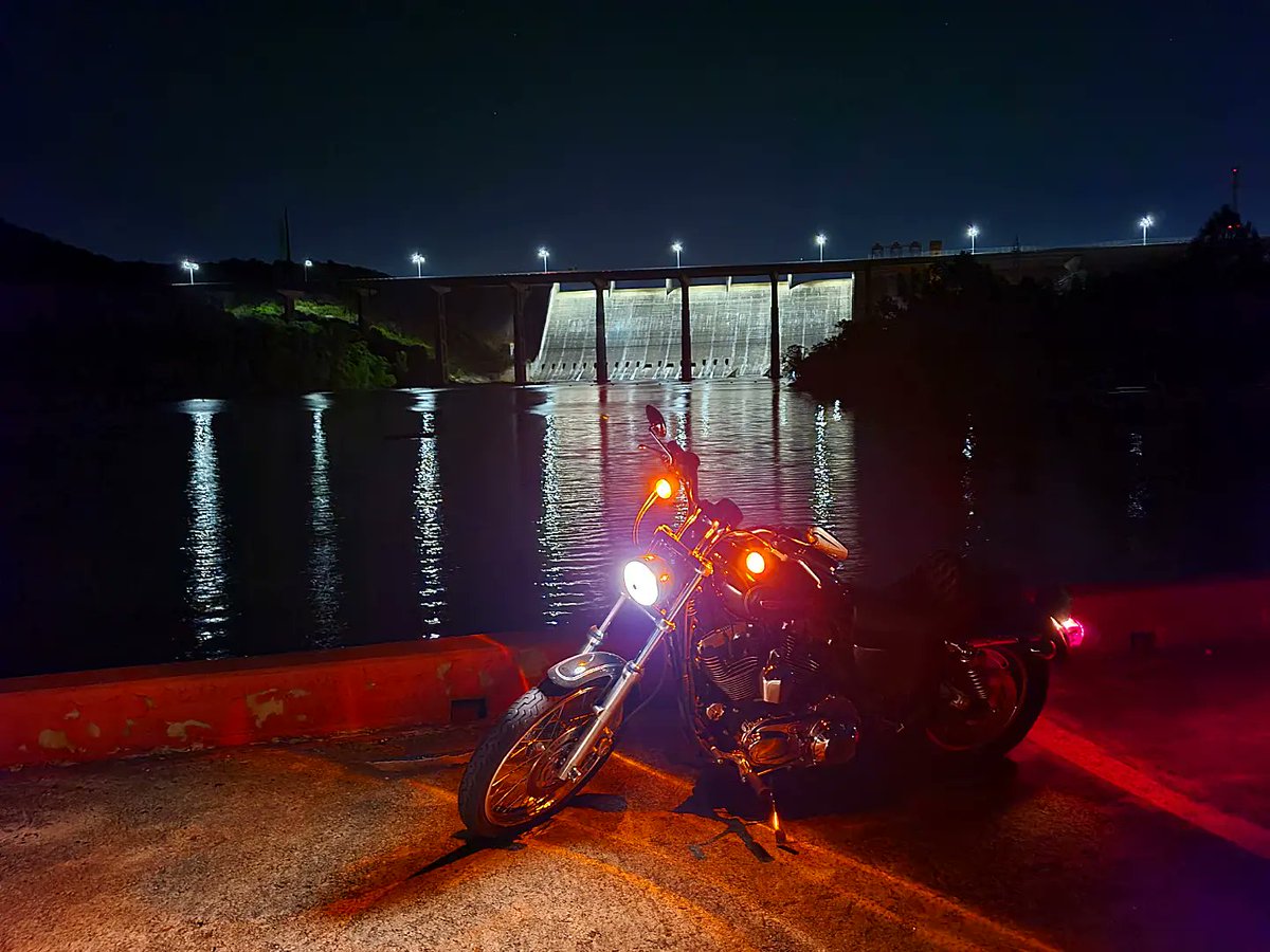 jessterlsx's tweet photo. Had a beautiful night ride down Lime Creek, to the Oasis, and then the dam. Felt amazing outside and a nice fun ride with some music was exactly what I needed. #lcr #limecreekroad #harleydavidson #harley #laketravis #sportster1200 #sportymob #sportster #simpson #gofastdontdie https://t.co/Tr7LWCVe9w