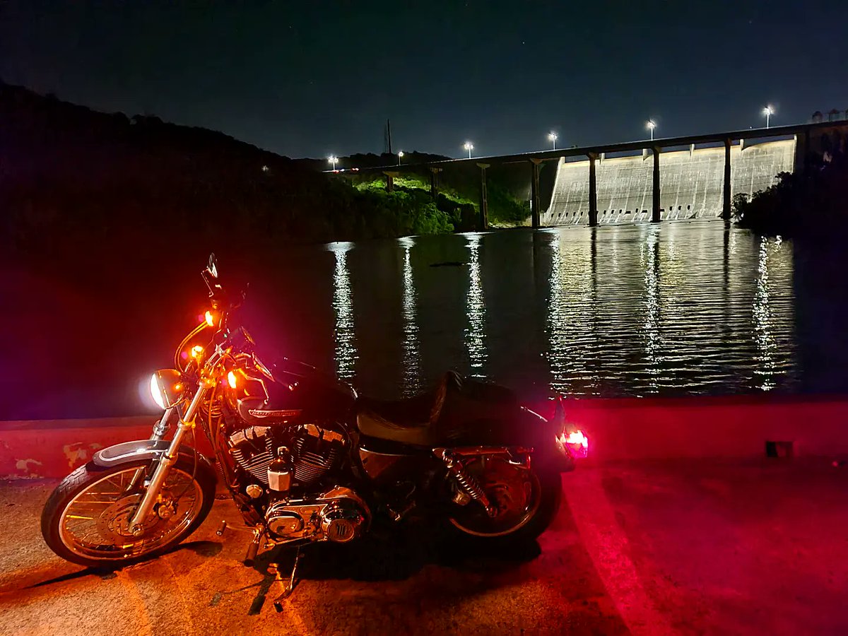 jessterlsx's tweet photo. Had a beautiful night ride down Lime Creek, to the Oasis, and then the dam. Felt amazing outside and a nice fun ride with some music was exactly what I needed. #lcr #limecreekroad #harleydavidson #harley #laketravis #sportster1200 #sportymob #sportster #simpson #gofastdontdie https://t.co/Tr7LWCVe9w