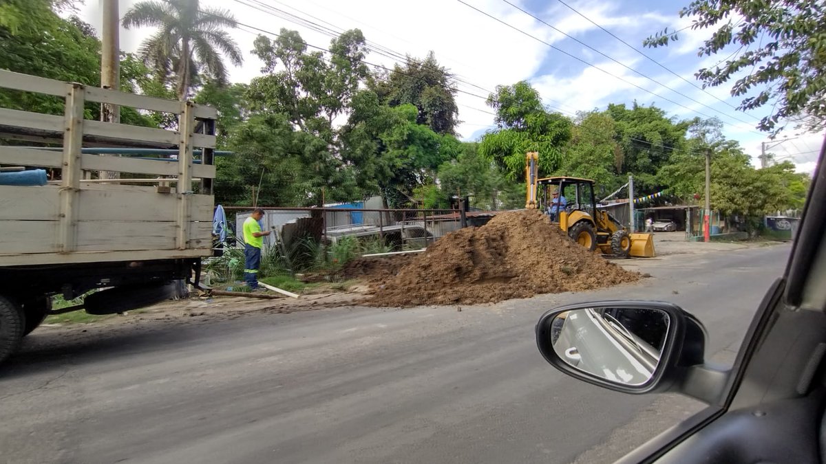 ColoniaCabrera's tweet photo. Muchas gracias nuevamente a @ysuca91siete  por ser voz de todos los habitantes de Colonia Cabrera 1 . Este día tuvimos la visita de personal de @ANDASV para solucionar la fuga de agua @AlcaldiadeSoya @nercimontano https://t.co/G3CZtAshNq