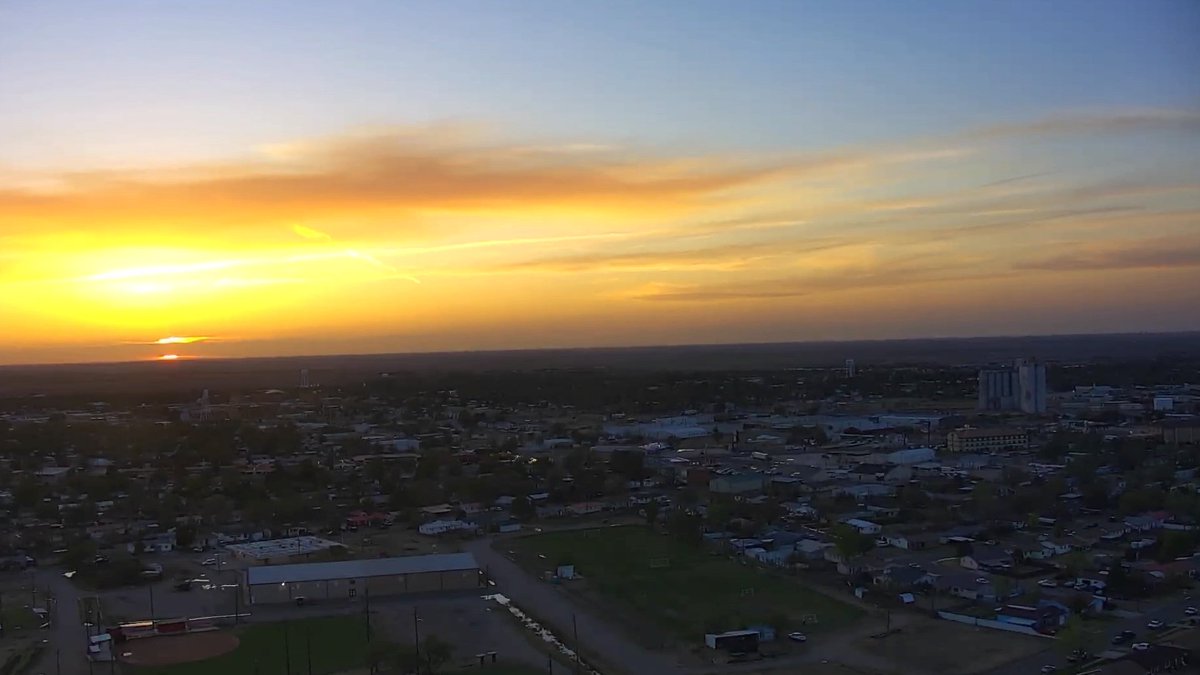 JohnHarrisWx's tweet photo. Smoky Guymon, Oklahoma Sunset #myguymon @JohnHarrisWx @NWSAmarillo @NWSNorman #sunsets #sunset #sunsetphotography https://t.co/1gLhdaBM6H