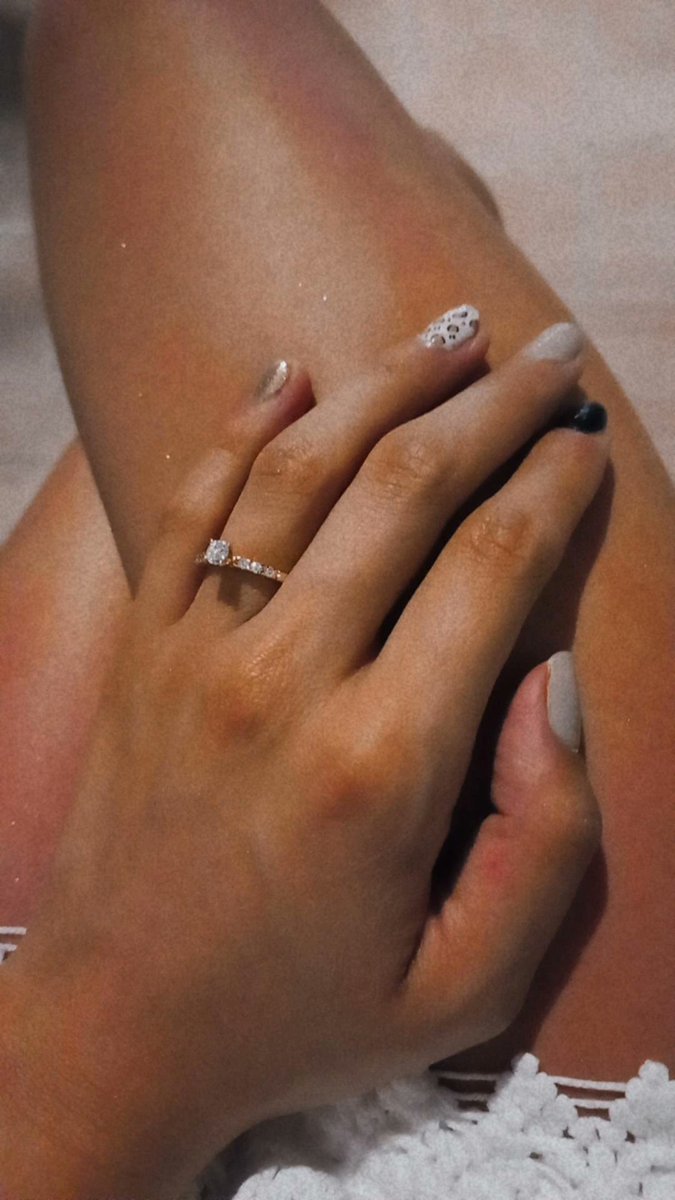 Laurasuarezm_'s tweet photo. ¡NOS VAMOS A CASAR! 💍💖 
LE DIJE SI, Y SI, SIEMPRE SERÁ UN SI, por un amor que cruza fronteras, por un amor para siempre ❤ https://t.co/mAkIyFqRVZ