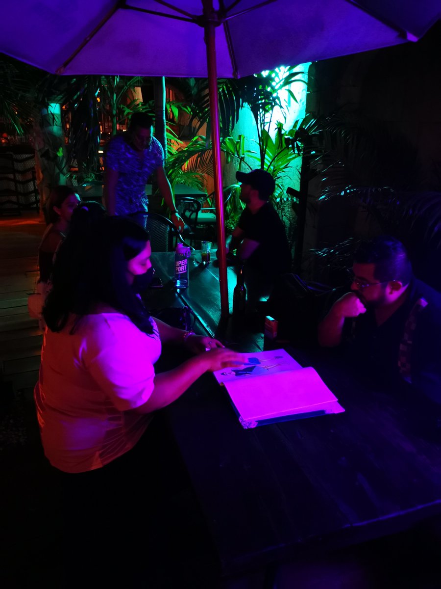 VivoEnCancun's tweet photo. Antonio Violante de encarga en esta noche del #DesignersDay de la revisión de portafolios de diseño @CasaNawala https://t.co/7uy7MQhv9V