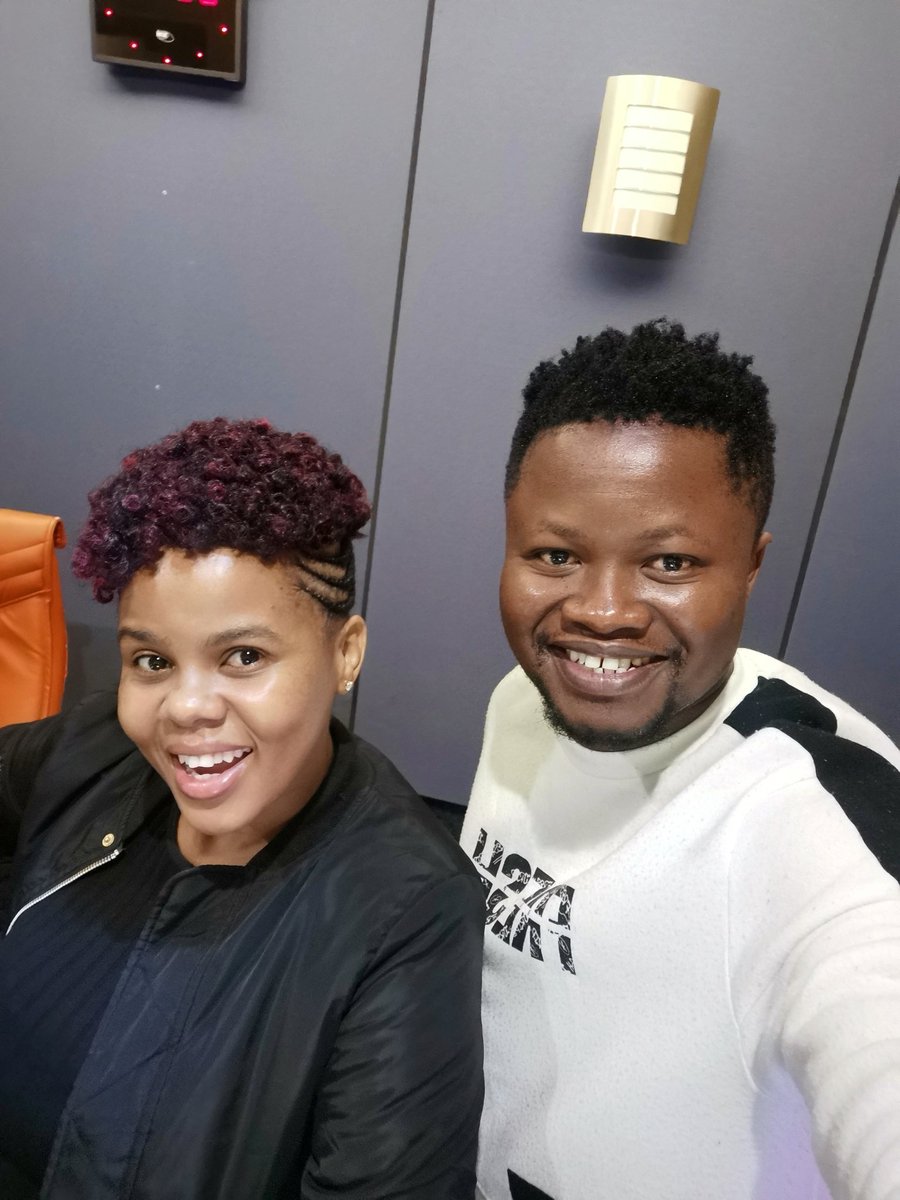 bussaimathebula's tweet photo. KungoLosihlanu, nathi ayikho into esingayenza! Siyasikima is'phaphamtjhini RNB629 ✈️✈️✈️

Emoyeni ngu @RealDJ_Rvoonah @bussaimathebula no @Bathabilemaben9 kezemidlalo. Umrhatjho yi @Ikwekwezi_FM 

Akube yipelaveke emnandi 💖 https://t.co/YXHTigRoW9
