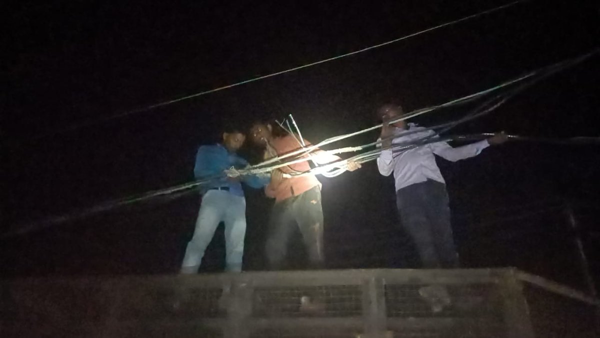गर्मी के कारण बिजली की माँग बढ़ी है।वहीं कई बिजली उपक्रम तकनीकी कारणों से हफ़्तों से बंद हैं। ऐसे में बिजली की बचत का सभी प्रयास करें।

हमारे विद्युत कर्मी निर्बाध आपूर्ति के लिए रात-दिन अपने कार्य में लगे हैं। 

सहयोग प्रार्थनीय है।

<a href="/UPPCLLKO/">UPPCL</a> <a href="/narendramodi/">Narendra Modi</a> <a href="/myogiadityanath/">Yogi Adityanath</a>
