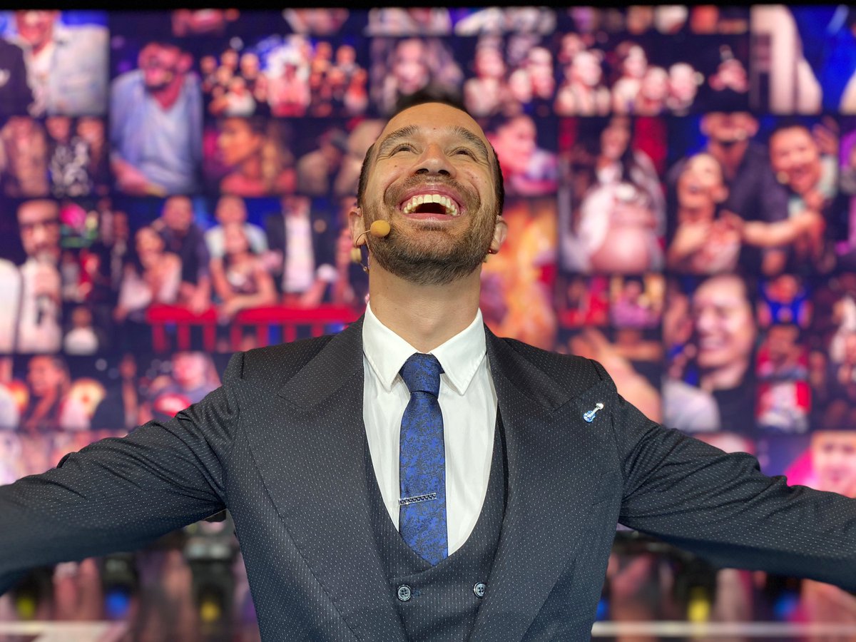 Gracias <a href="/lalosuarezc/">Eduardo Suarez</a> <a href="/vilu_/">virginia ramirez</a> <a href="/yahirvega/">Yahir Vega</a> por creer en esta familia y por la oportunidad. Gracias a los seguidores del programa por tanto amor y apoyo.
Como dice <a href="/faisirrito/">Faisy 🐺</a> este programa es suyo, es nuestro y se llama… 
ME CAIGO DE RISA!!!! 
#300YYo