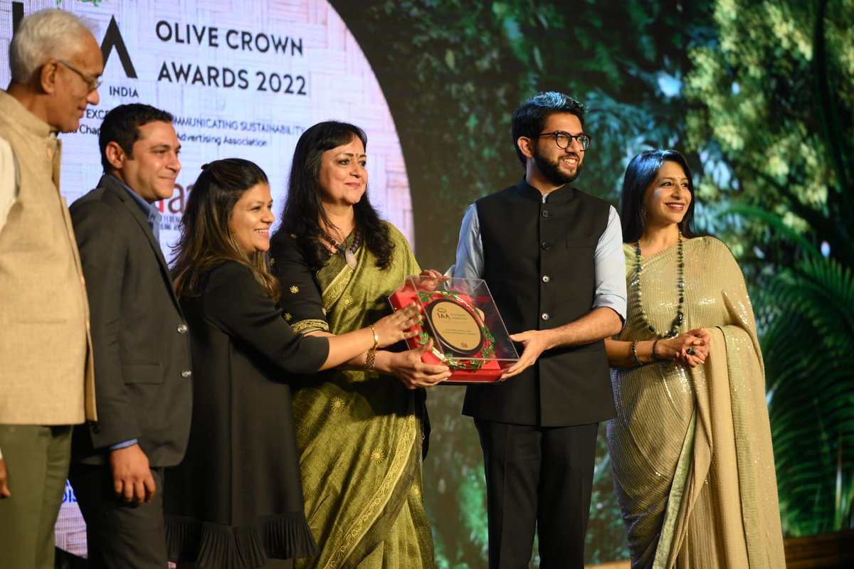 AFAA Chairman Srinivasan Swamy, Aaditya Thackeray Environment Minister #Maharashtra and Megha Tata President IAA India Chapter presenting the meaningful Olive Crown Awards for excellence in communicating sustainability. @skswamy @AUThackeray @mtata0503 @rameshnarayan #SOLAR