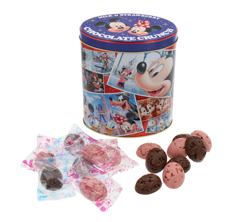 東京ディズニーリゾートpr 公式 お菓子のおみやげと言ったら やっぱりチョコレートクランチは欠かせないですよね ミルク ストロベリーの2つの味が楽しめるこちらのチョコレートクランチは 缶のデザインもステキ パークの思い出がいっぱい詰まっ