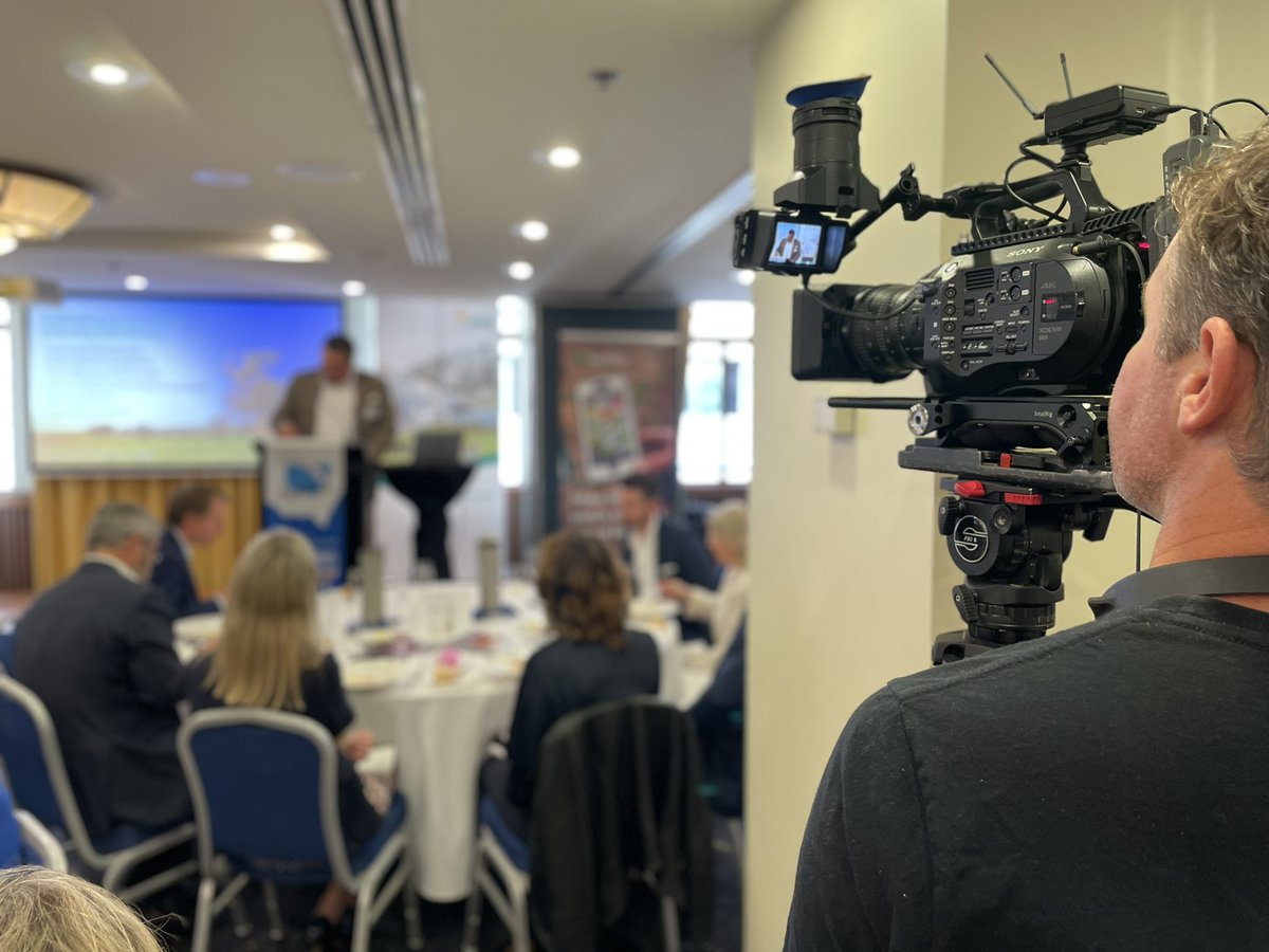 Individuals driving a car emits more than eating red meat 3 to 4 times a week. A better way to reduce impact is to reduce food waste Jason Strong <a href="/meatlivestock/">Meat & Livestock Australia</a> busting some myths at <a href="/FarmWritersNSW/">FarmWritersNSW</a> lunch <a href="/AnvilMediaAust/">Anvil Media</a>