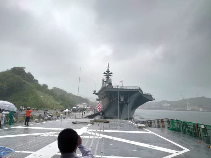 ふゆづき艦上から

せっかくの公開なのに雨が厳しいなぁ
足元がちょっとやばい 