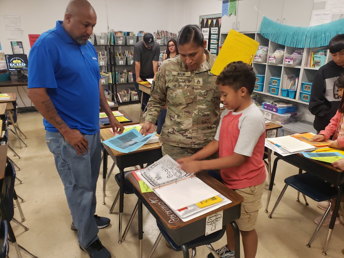 mrs_pompaclass's tweet photo. Our Student Showcase Reading Fiesta family night was a HUGE success tonight!!! 🎊📖📈💻 #pvlionpride #Pompa3rdgrade https://t.co/0tcnub8Ayq