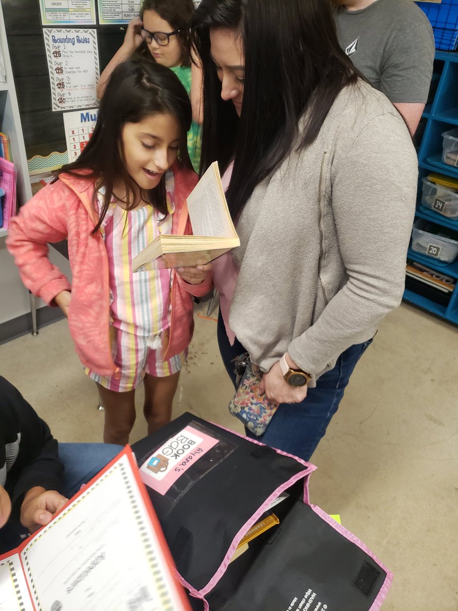 mrs_pompaclass's tweet photo. Our Student Showcase Reading Fiesta family night was a HUGE success tonight!!! 🎊📖📈💻 #pvlionpride #Pompa3rdgrade https://t.co/0tcnub8Ayq
