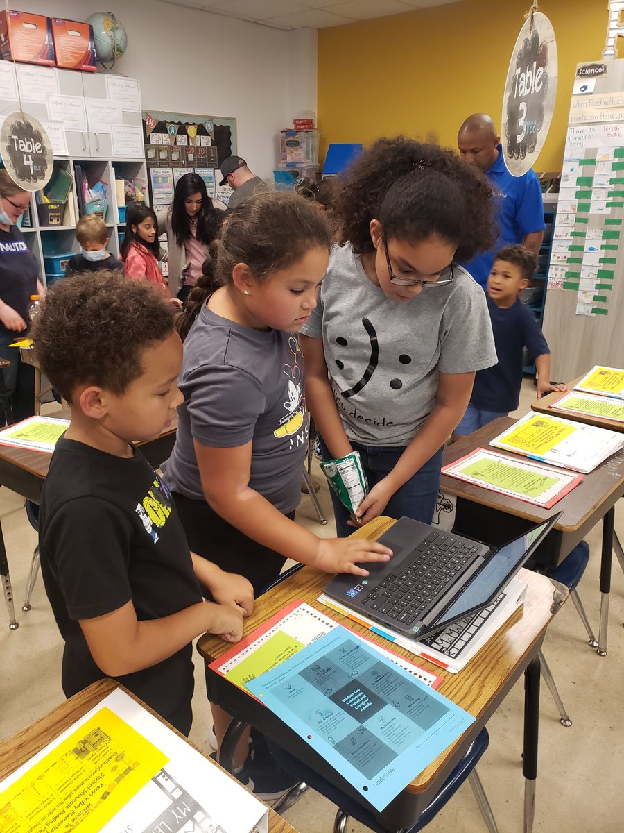 mrs_pompaclass's tweet photo. Our Student Showcase Reading Fiesta family night was a HUGE success tonight!!! 🎊📖📈💻 #pvlionpride #Pompa3rdgrade https://t.co/0tcnub8Ayq