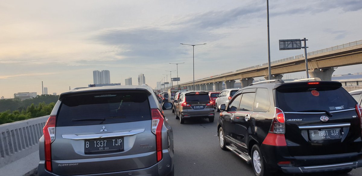 Tol layang MBZ, arah Jakarta menuju Cikampek, macet sejak km.29. 
Arah sebaliknya kosong, tdk ada kendaraan melintas.
<a href="/RadioElshinta/">Radio Elshinta</a> <a href="/mnctrijaya/">MNC Trijaya 104.6 FM</a>