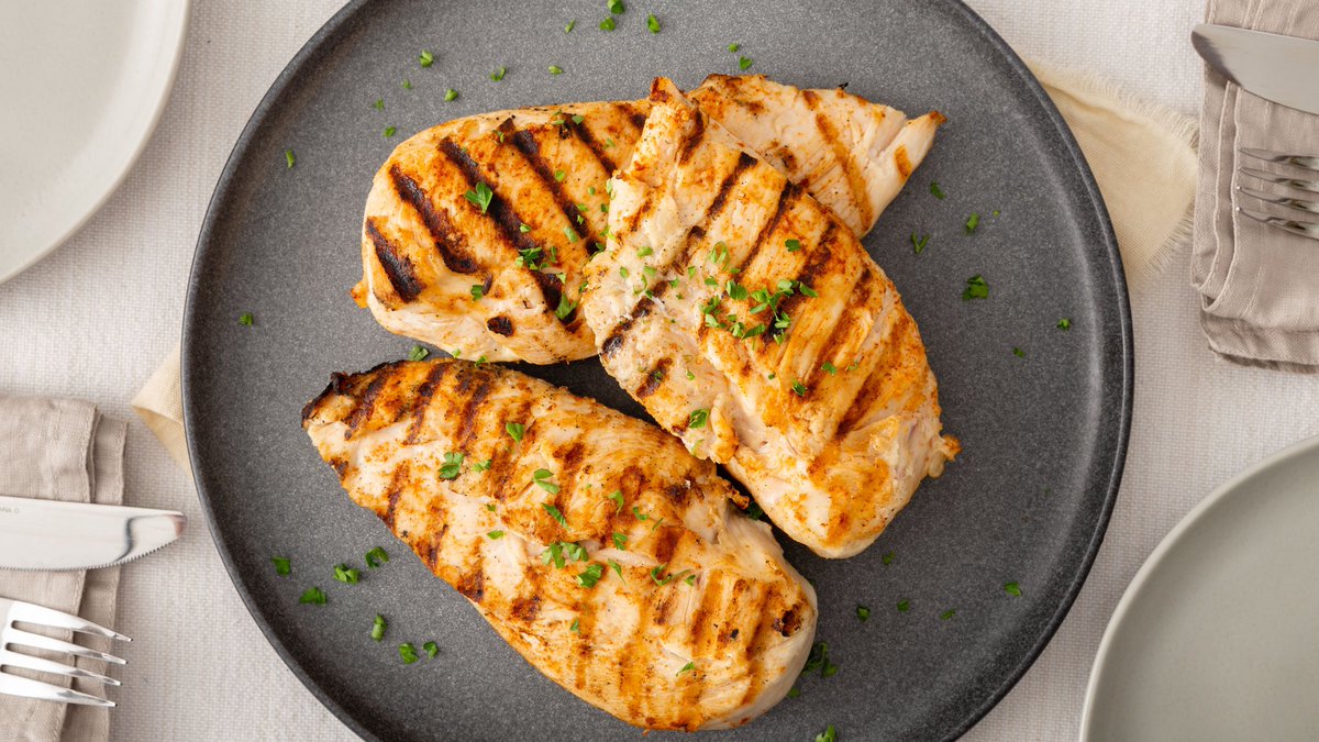 Bulletproof_Fit's tweet photo. #1: Grilled chicken. It’s full of protein which is the most important thing to have after a workout. Protein gives our body the amino acids needed to build and repair our muscles. Grilled chicken is a healthy option full of protein and there are many delicious ways to prepare it! https://t.co/WlGwZ1wxAT