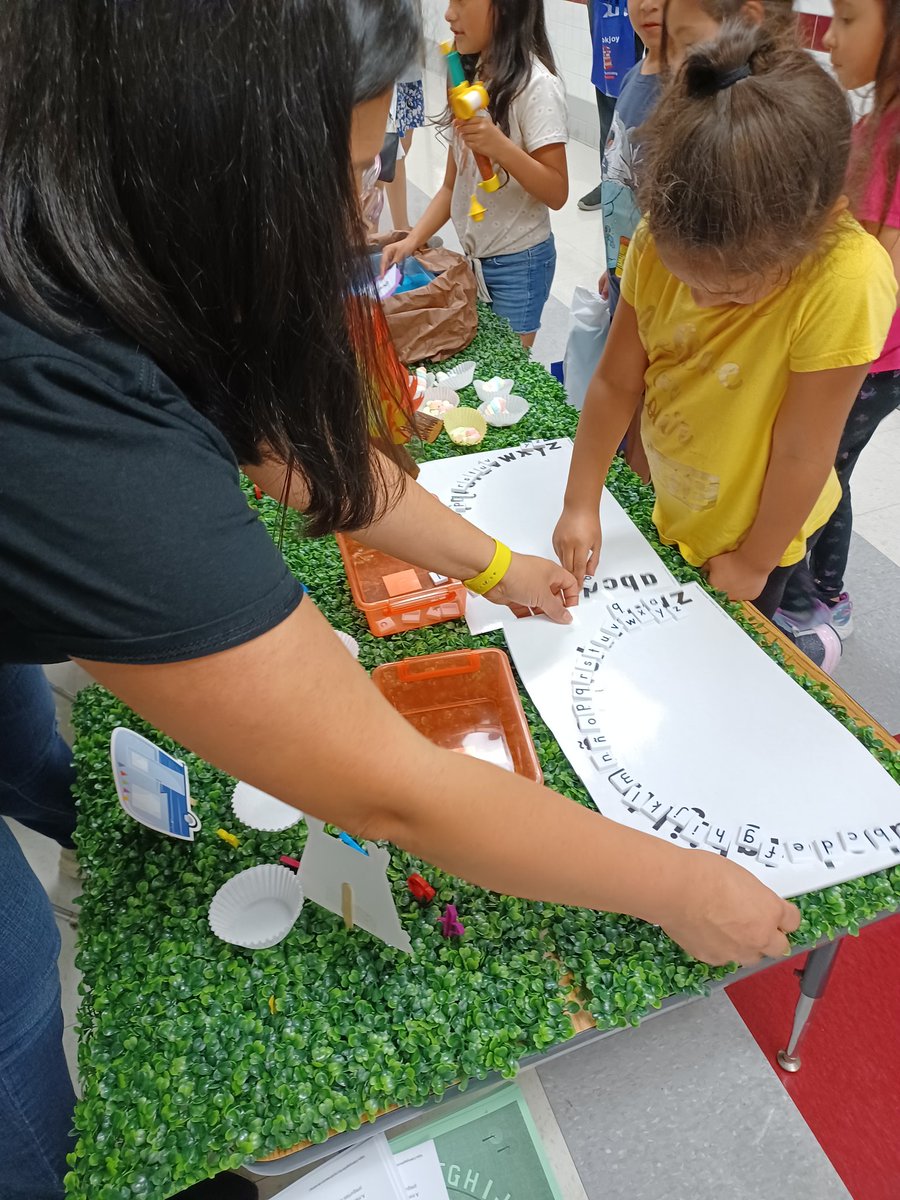 Math and Literacy Night happening <a href="/Stephens_Stars/">Stephens Elementary</a>!  The teachers went all out with activities and decorations to make the evening fun. @GISDLiteracy #GISDearlyliteracy