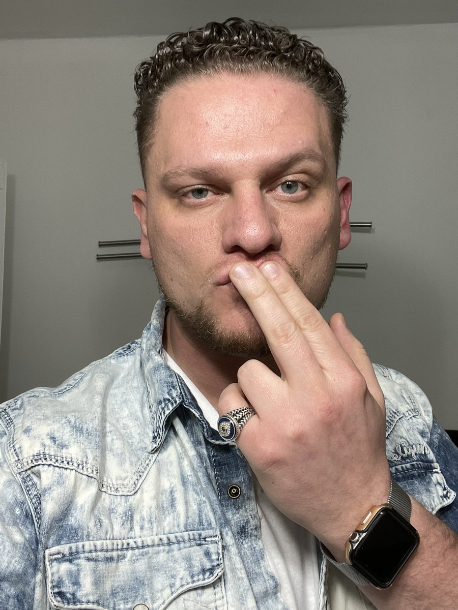 CristianSimut87's tweet photo. When I get asked what I want to be when o grow up and I say “ A Billionaire with a “B” I get looked at like: 
B-P
😂 
@elonmusk @Shibtoken @ShibInform @TheRock https://t.co/b5uHX0R139