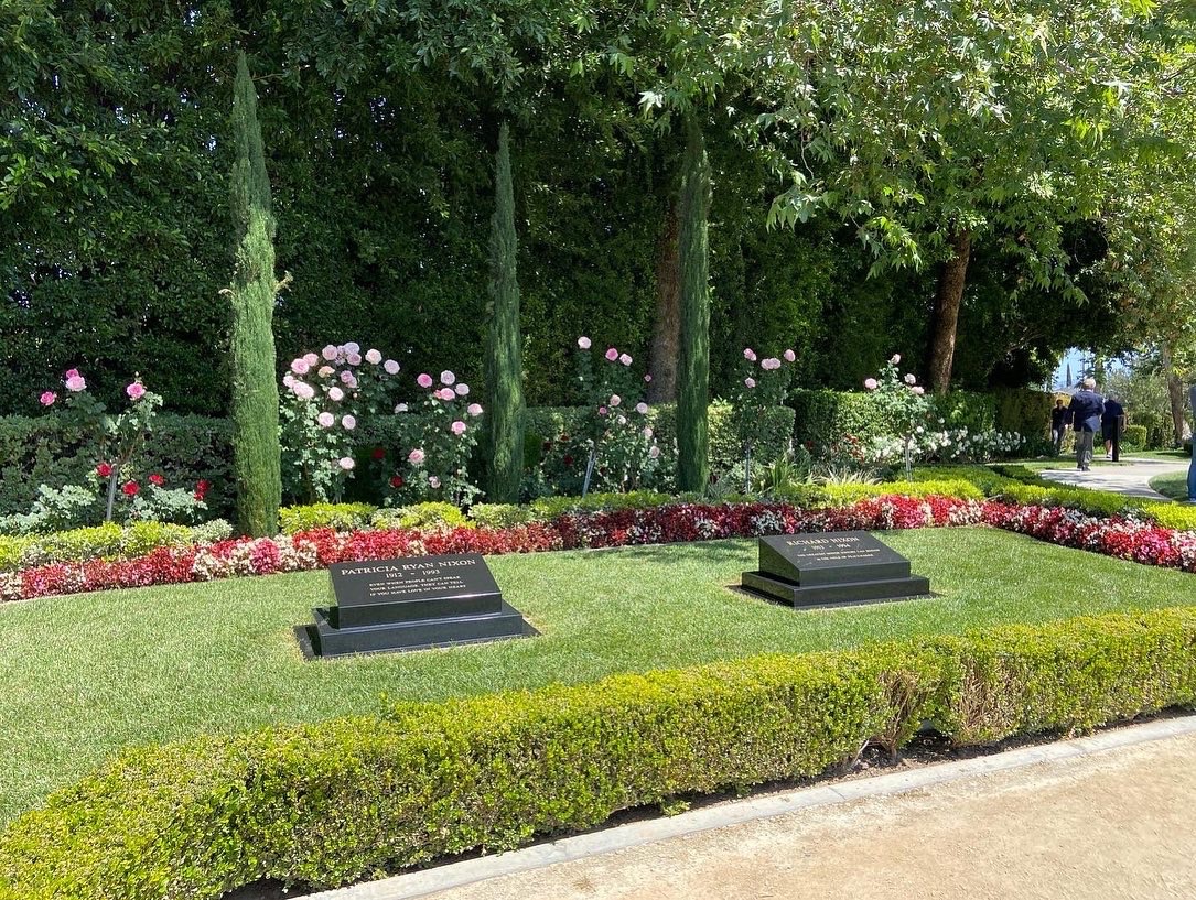 PresidentsVisit's tweet photo. At the Nixon gravesite, in sight like from the cottage 🪦🌹🌺🌸🦅🇺🇸🏛🏝☀️🌺🐰🌸 #VerySoCalEaster #NixonLibrary @nixonlibrary #RichardNixon https://t.co/Ef60xjozq9