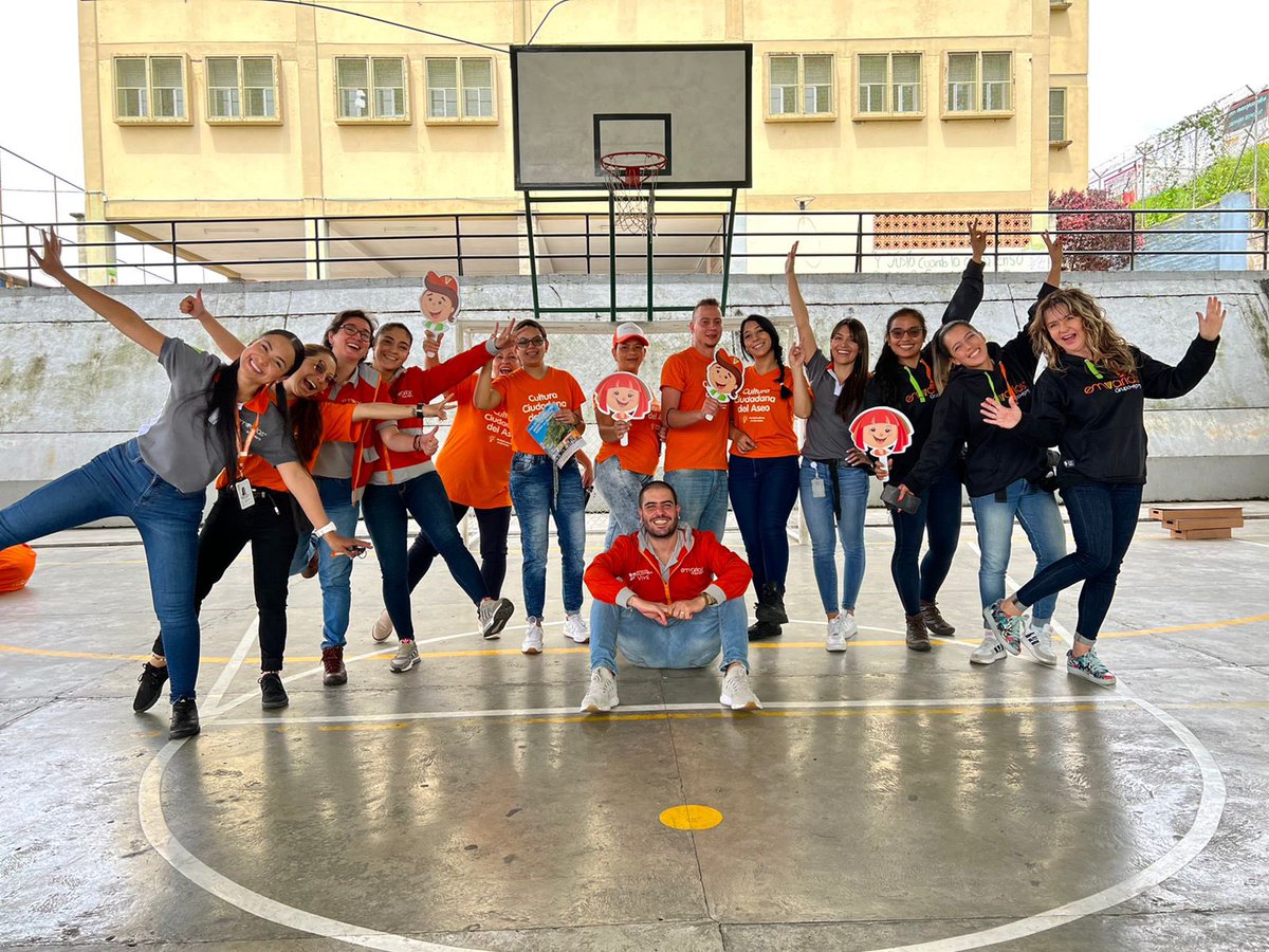 Emvarias's tweet photo. Hoy estuvimos en la I.E. Jorge Robledo con nuestro programa Escuela Emvarias, donde a través de talleres, carrusel pedagógico y un sketch, 811 estudiantes, aprendieron el adecuado manejo de los residuos sólidos.

#EscuelaEmvarias #ATuLadoTodoEsMejor 
#Manejoderesiduos https://t.co/AAJfIbDMJG