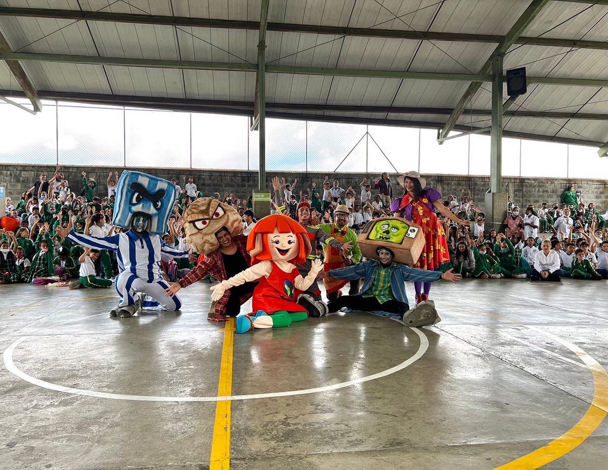 Emvarias's tweet photo. Hoy estuvimos en la I.E. Jorge Robledo con nuestro programa Escuela Emvarias, donde a través de talleres, carrusel pedagógico y un sketch, 811 estudiantes, aprendieron el adecuado manejo de los residuos sólidos.

#EscuelaEmvarias #ATuLadoTodoEsMejor 
#Manejoderesiduos https://t.co/AAJfIbDMJG