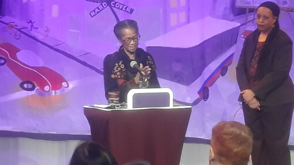 ctvnchicago's tweet photo. Gloria Smith of @Blackstar1000 accepting the Spotlight on Justice Award. https://t.co/eXkNPN6Ngd