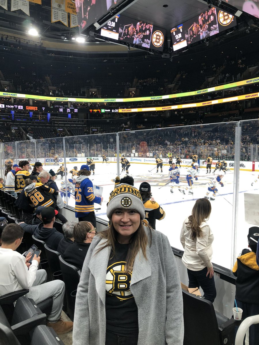 jess_donati's tweet photo. Having a great time at the @NHLBruins game tonight! Thanks @thecmoney21 #nhlbruins #mohegansunfanphotos https://t.co/r3xWTy2jDC