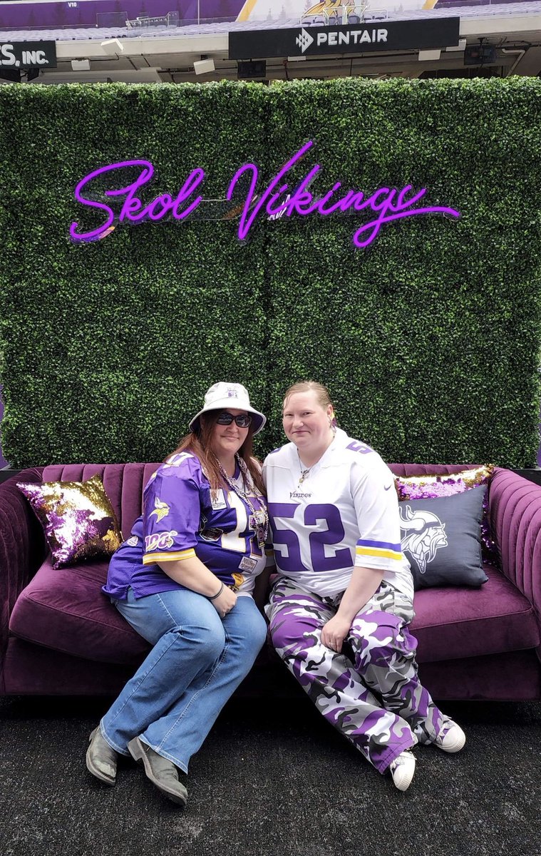 Seraphynajoy's tweet photo. #VikingsDraftparty #vikings #skol https://t.co/GVjmkCsZrR