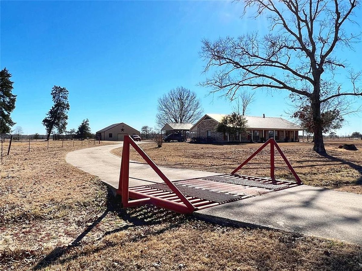 TxHorseProperty's tweet photo. QUITMAN, EAST TEXAS. 10.55 acres, 3/2 home. Barn w/3 stalls, work shop, 2 roll up doors, apartment under construction. Fully fenced & cross fenced, 2 pastures, pond. $550K #txhorseproperties #quitmantx #easttexas https://t.co/cIwedxT0bT https://t.co/FQHa3qPGso