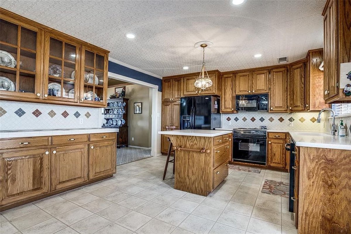 TxHorseProperty's tweet photo. QUITMAN, EAST TEXAS. 10.55 acres, 3/2 home. Barn w/3 stalls, work shop, 2 roll up doors, apartment under construction. Fully fenced & cross fenced, 2 pastures, pond. $550K #txhorseproperties #quitmantx #easttexas https://t.co/cIwedxT0bT https://t.co/FQHa3qPGso