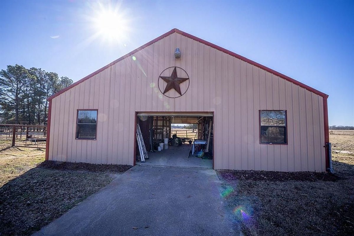 TxHorseProperty's tweet photo. QUITMAN, EAST TEXAS. 10.55 acres, 3/2 home. Barn w/3 stalls, work shop, 2 roll up doors, apartment under construction. Fully fenced & cross fenced, 2 pastures, pond. $550K #txhorseproperties #quitmantx #easttexas https://t.co/cIwedxT0bT https://t.co/FQHa3qPGso