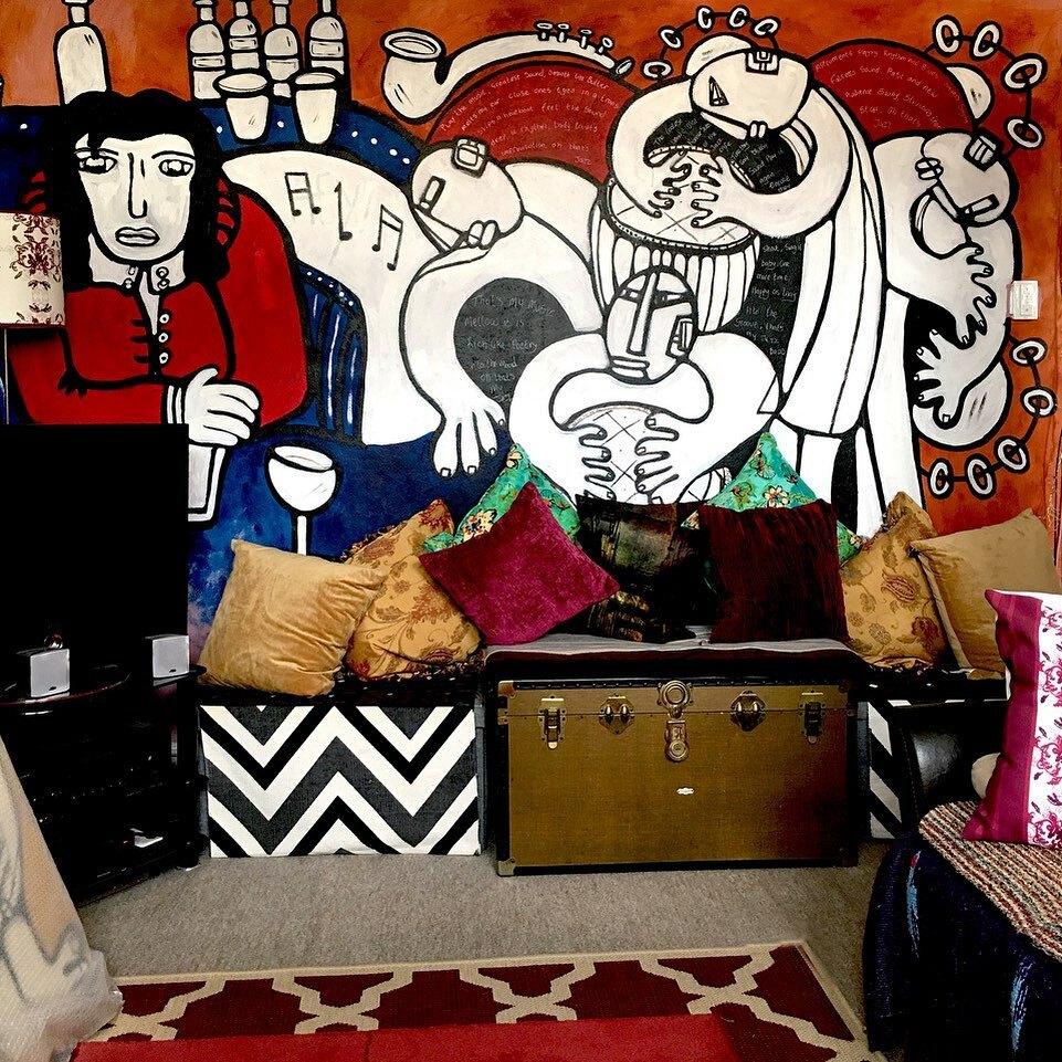 ATADesigns's tweet image. I need a wall to paint, I’m getting itchy fingers.  Don’t worry I’m still designing wallpapers.  New collection coming this year. In the meantime I’m looking forward to doing some kind of painting this year.
This is the second mural I painted a few years ago in by living roo…