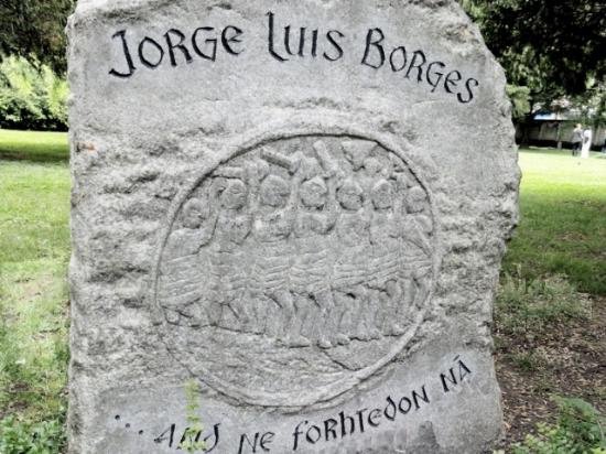 Mucho se ha hablado sobre la relación de Borges con las dictaduras argentina y chilena. Sin embargo, creo que no es una historia que se conozca completa. Abro un hilo que empieza en un almuerzo en la Casa Rosada y termina en una tumba en Ginebra.